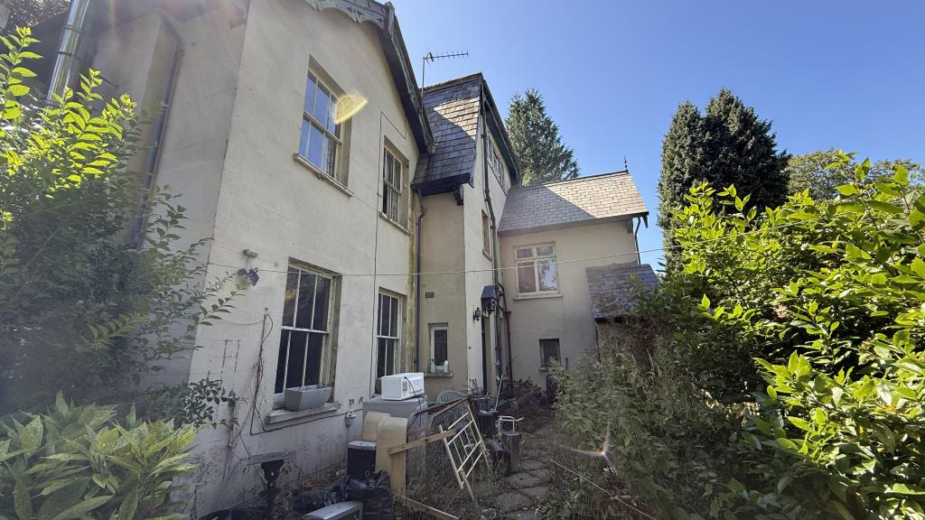 Lot: 42946 - RARE FREEHOLD OPPORTUNITY - A SUBSTANTIAL AND ESTABLISHED RESIDENTIAL, COMMERCIAL AND GRAZING LAND COMPLEX - Exterior of rear of main house from garden